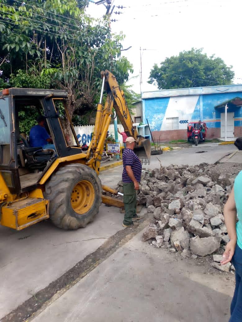 juancarlospsuv's tweet photo. #26Octubre |  📢 Nuestro equipo estuvo desplegado realizando limpieza y mantenimiento a la Plaza Bolívar de la parroquia Zuata, así construimos la ciudad que queremos.

#ChavismoEsVictoriaPopular #Aragua @Nicolasmaduro @SoyKarinaCarpio @GobiernoAragua @dcabellor https://t.co/6oNdbGKJD6