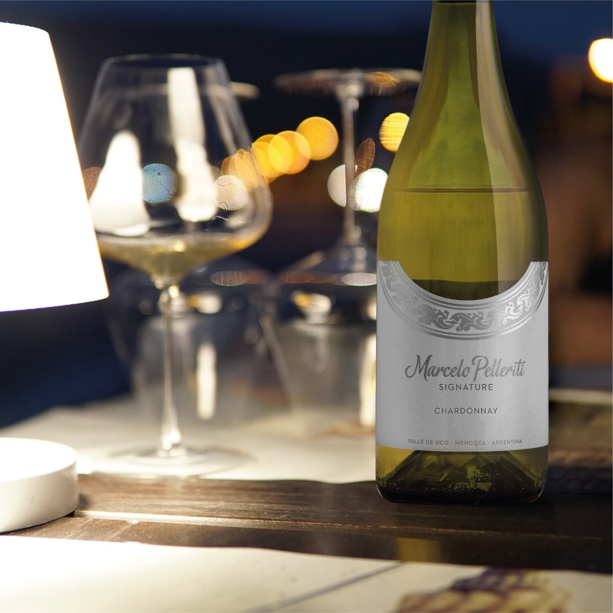 #SignatureMPW Chardonnay 100% habla del reflejo de la pasión y el compromiso que @marcepelleriti posee por el terroir.
En Tunuyán, Valle de Uco, Mendoza nace este vino que destaca por su expresividad aromática, de fruta blanca fresca y tropical. Refrescante y de buen cuerpo.