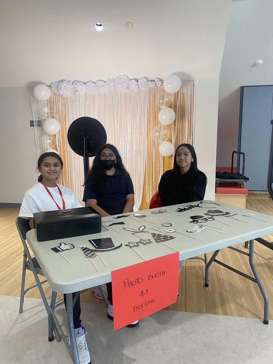 SusanT1220's tweet photo. What an amazing event led by @MissChilds111 Ms. Ezeldin and our awesome Patriots❤️🤍💙 #patriotpride https://t.co/l7YJnGrk9a