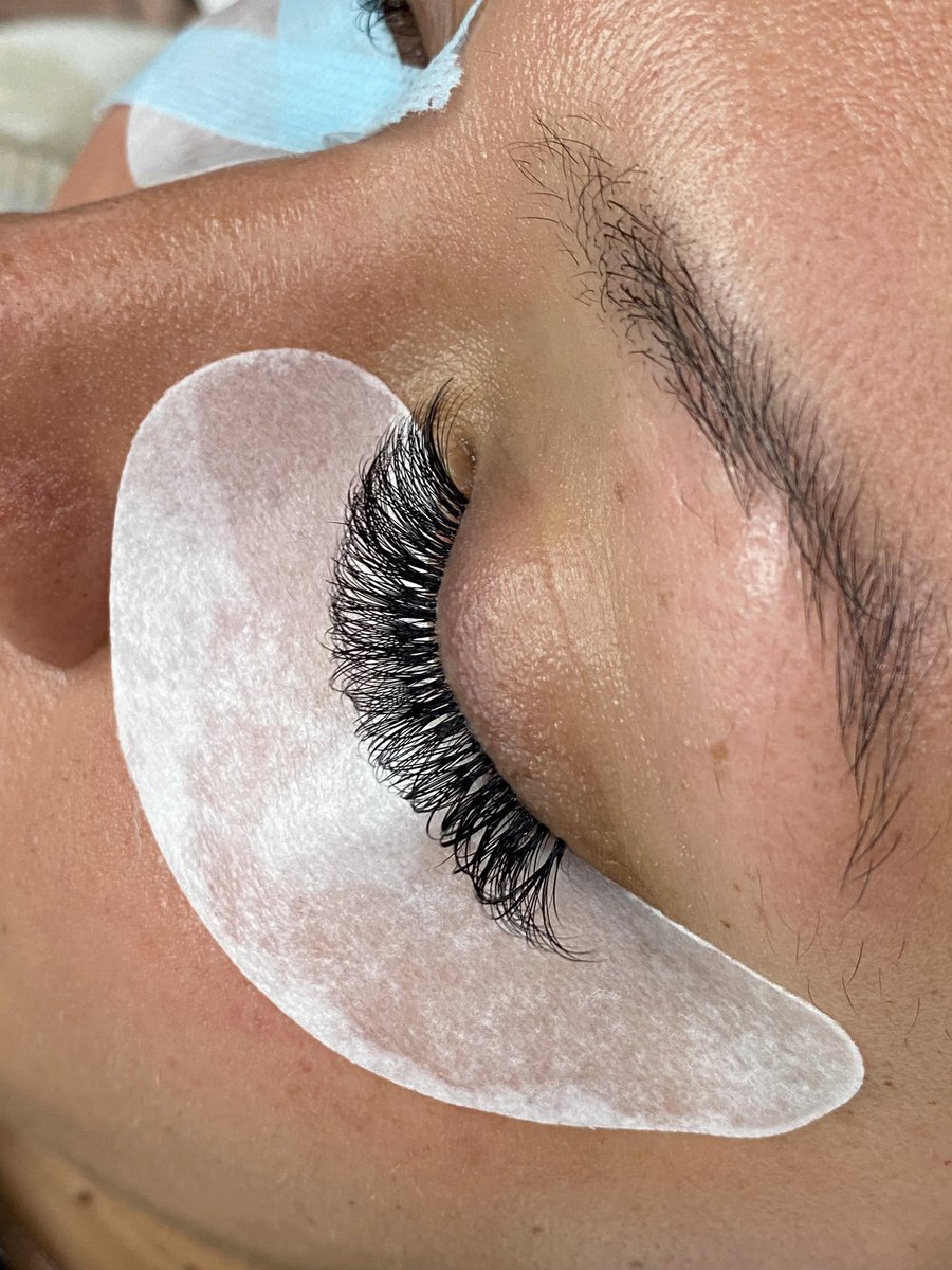 _kiambria's tweet image. pure freaking perfection. 😻🔥 i’m in LOVE with this set i just completed. 🙌🏾 butterflyextensionsbykiambria.as.me 💋

#ButterflyExtensions🦋 #BookTheLook🌸 #ETXLashArtist🫶🏾 #LongviewLashTech🤍