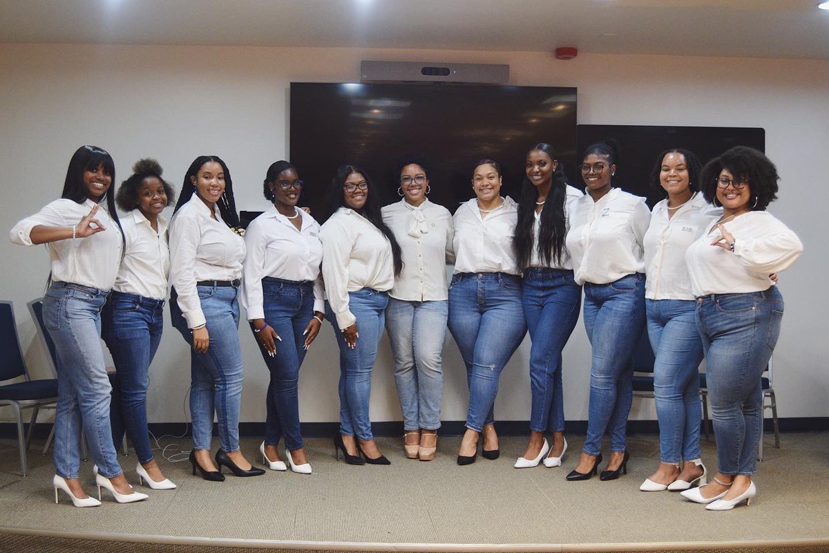 ZPhiBAlpha's tweet photo. The Current Ladies Of Zeta Phi Beta Sorority Incorporated, Quintessential Alpha Chapter 💙🤍🕊️ 

#zphibalpha #zetaphibeta https://t.co/lJyCIQyJyK