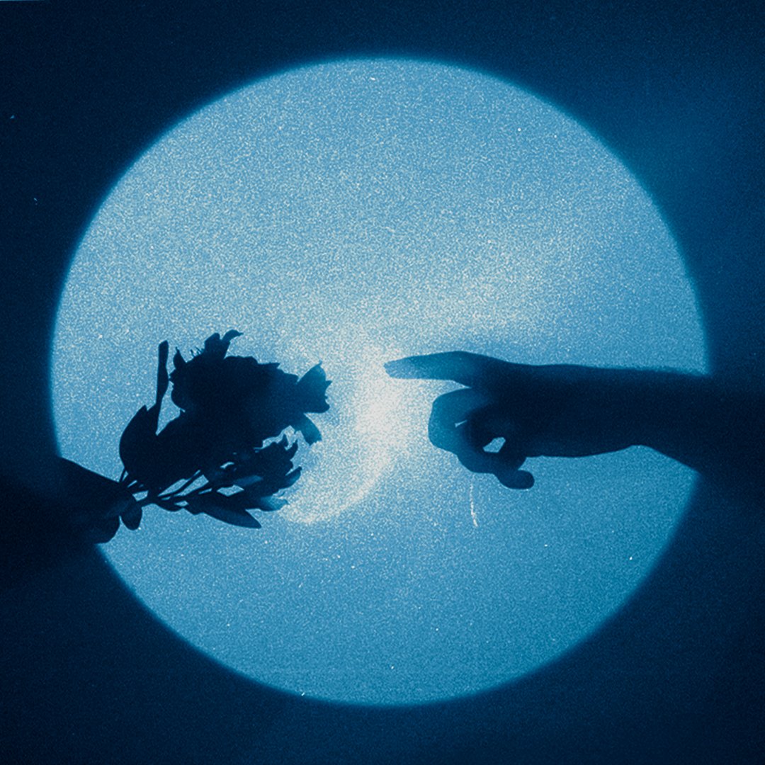 eupode_'s tweet image. Um mês desde que soltei o cover de "Baby" e agora que se pode colocar vários tipos de mídia num só tweet, decidi postar essas belezinhas aqui, pra deixar no meu fixado.  💙
.
O vídeo completo está no YouTube e o áudio no Spotify. 
.
linktr.ee/crispim.000