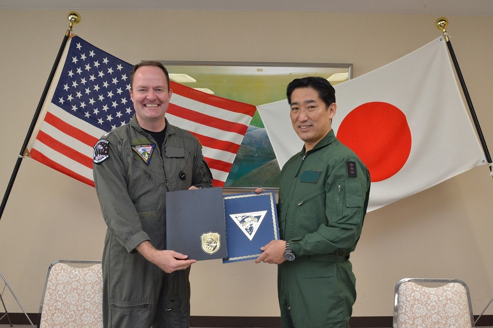 jmsdf_af's tweet photo. 10月19日、航空集団と米海軍CTF-72との覚書の更新署名式を実施しました。
より緊密な共同情報収集の確立を目的とした覚書の更新により、海上自衛隊と米海軍の関係をより一層強固なものとし、日米同盟による抑止力・対処力の強化に貢献していきます。
#海自航空集団
#CTF72
#日米同盟 https://t.co/heGYpVyjlV