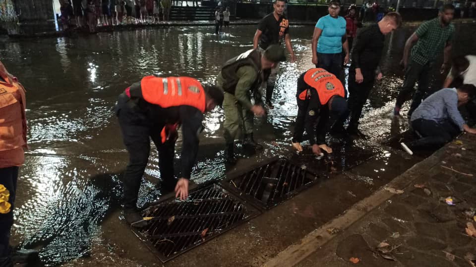 hljohan's tweet photo. Sistema Nacional de Gestión de Riesgo activado y nuestras unidades de la #FANB se encuentra mitigando las afectaciones por lluvias en Guatire, un solo equipo de gobierno unido en compromiso para atender al pueblo, apoyo solidario y oportuno a todas las comunidades afectadas https://t.co/2qcQsQsYq9