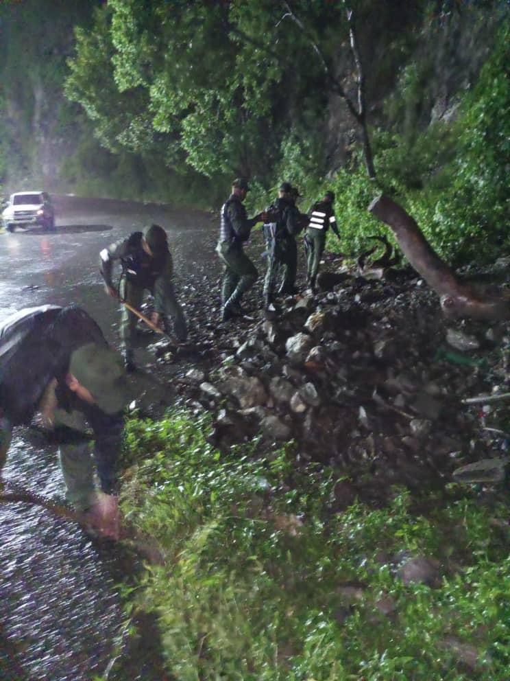 hljohan's tweet photo. Sistema Nacional de Gestión de Riesgo activado y nuestras unidades de la #FANB se encuentra mitigando las afectaciones por lluvias en Guatire, un solo equipo de gobierno unido en compromiso para atender al pueblo, apoyo solidario y oportuno a todas las comunidades afectadas https://t.co/2qcQsQsYq9
