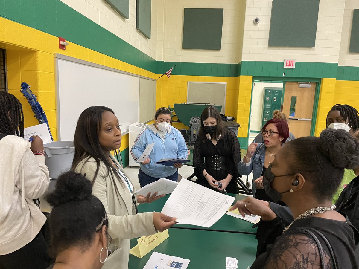 MrsCFButler's tweet photo. First in-person parent night for my #InnerState24 7th grade parents. #Grateful #StrongerTogether @GMSCMTYSCHL @PeaGms @mrclementedu @GreenbeltMiddle @MrSliko https://t.co/srk2V5ReJC