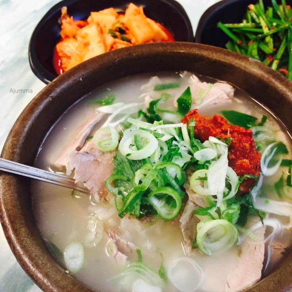 ajummabakorea's tweet photo. #รีวิวเกาหลี 🇰🇷 ร้านอาหารกินคนเดียว อากาศเย็นๆแบบนี้ต้องข้าวต้มหมูร้าน ดนซูแบค (돈수백) ใครเบื่อมื้อเช้าเป็นขนมปัง ลองแวะไปกินตอนเช้านะ เกาหลีเต็มร้าน อิ่มถึงเที่ยงถึงบ่ายไปเลย 
> ไปคนเดียวก็กินได้ เซ็ทข้าวต้มหมูล้นเริ่มต้น 8,500 วอน
> มีหลายสาขาเลย อันนี้ที่ฮงแด (1) https://t.co/X1xajx622A