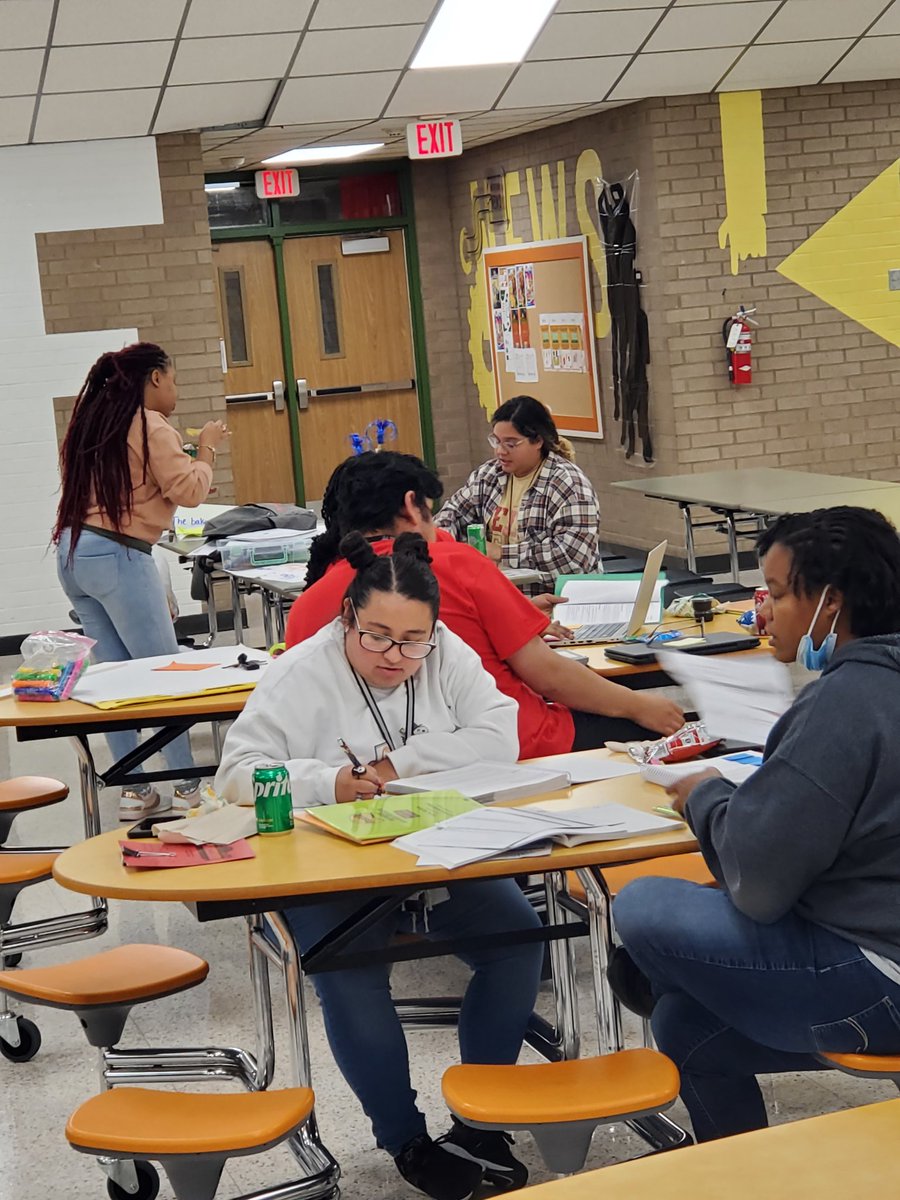 EckertES_AISD's tweet photo. Spotlight teacher training school wide! From 1st grade to 5th, we strive to give our best!  Closing the gaps every chance we get! @Jennife515price @LauraMatiasSeg1 @esmvalsin https://t.co/XBdH4DKZcD