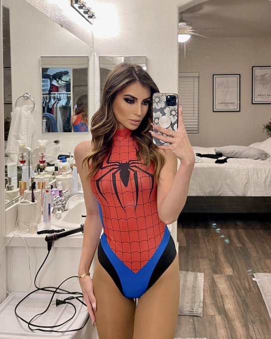 first halloween party of the year 🕸️🕷️ https://t.co/9po6MTmh4S