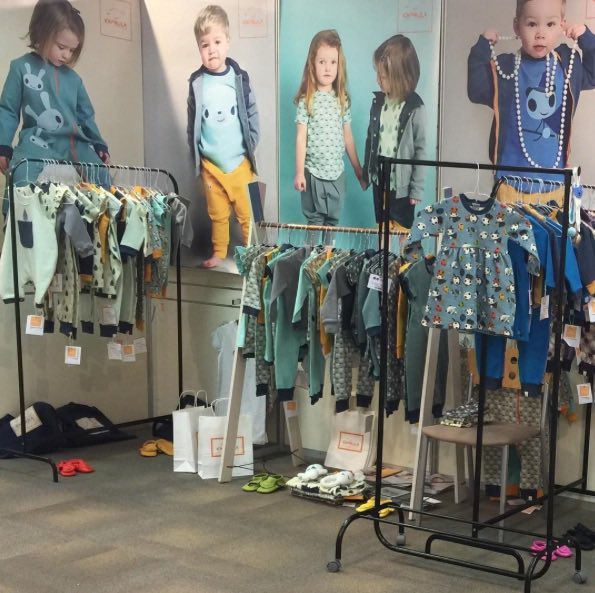 「子供服のお仕事がしたいです!子供服販売関係の方に届きますように※写真は海外で販売」|あさひな。のイラスト