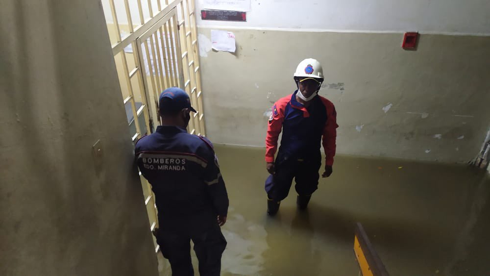 CeballosIchaso1's tweet photo. Se mantiene monitoreo, alerta y asistencia a nivel nacional por presencia de vaguada que mantiene lluvias sobre el territorio. Atendemos inundación por colapso de drenaje en el Municipio Zamora, Parroquia Guatire, Sector Castillejo.
Miranda para proteger al Pueblo. https://t.co/gFIL4Vwofl