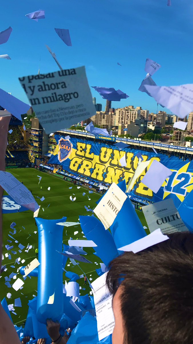 Saqué esta foto en la cancha y el papelito que voló dice “y ahora un milagro” BOOOCAAA 💙💛💙