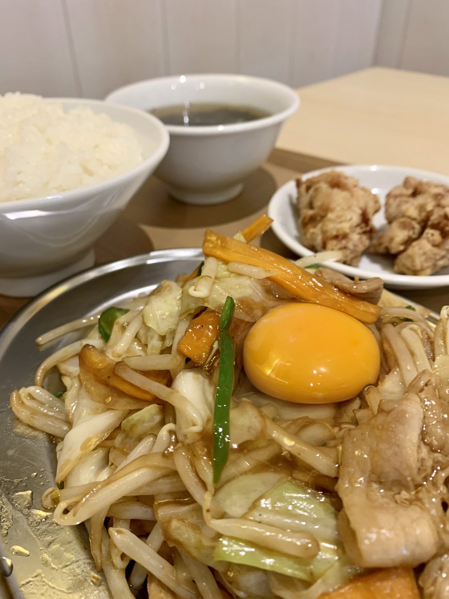 本日の営業時間
11:00-15:00
17:00-21:00

迷った時は心斎橋セット✨
お味は豚骨醤油・辛みそキムチ・ゆずこしょうポン酢の3種からお選びください😊
残り少ない日数ですが、元気に営業しております！
本日もよろしくお願いします！

#ベジー太心斎橋店
#肉野菜炒め #羽釜炊きご飯
#心斎橋ランチ