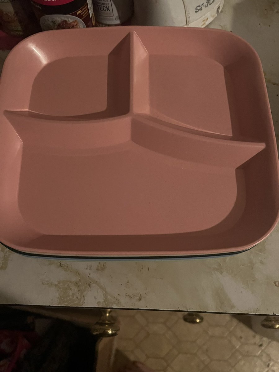 tattedmamab3ar's tweet photo. I got myself some plates to hopefully help with my portion sizes.
They were 5 in a pack on amazon.
I just gotta remember the biggest part is NOT for gigantic steaks 🤣🤣🤣 #healthierchoices #onedayatatime #amazonfinds #weightlosstricks #weightlossjourney #icandothis https://t.co/qA9Dq6BOVp