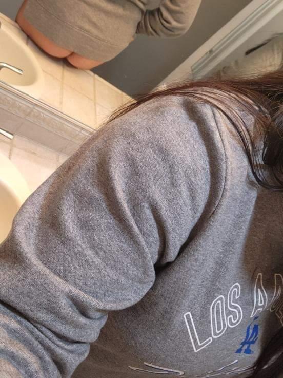Who wants to  fuck me on the counter and grab my ass!?!?

#latina #milf #ass #humpday #latinamilf #tease #nsfwtwt