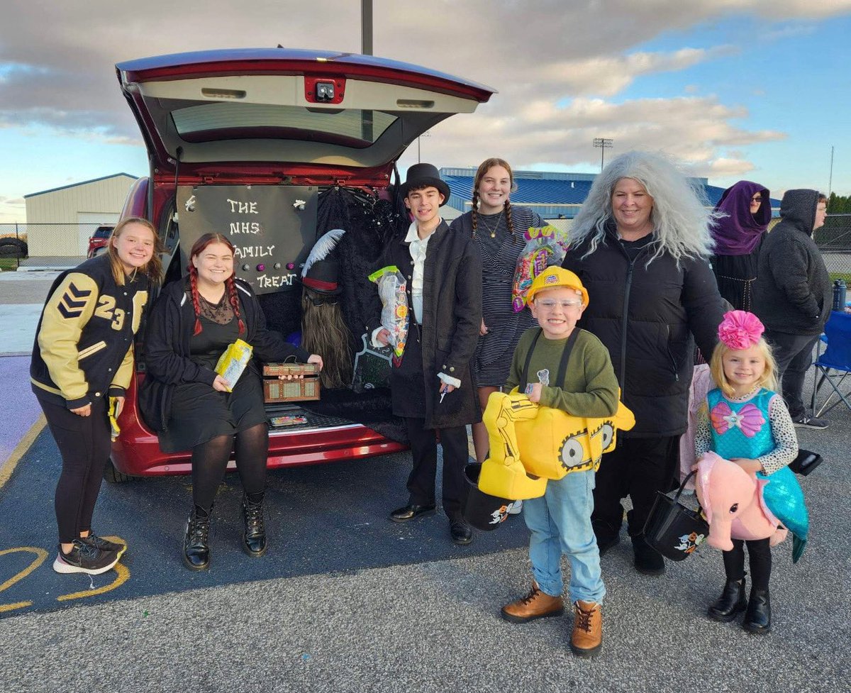 NhsOhhs's tweet photo. Trunk or Treat 2022 was a success!       Thank you to everyone who helped make it a fun night. We loved seeing everyone in their costumes!! @Oak_HillHS https://t.co/xu19nEhl3k