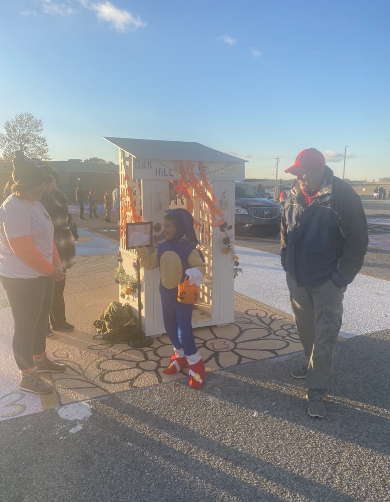 NhsOhhs's tweet photo. Trunk or Treat 2022 was a success!       Thank you to everyone who helped make it a fun night. We loved seeing everyone in their costumes!! @Oak_HillHS https://t.co/xu19nEhl3k