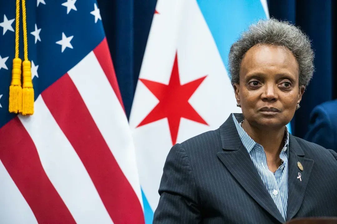 BlockClubCHI's tweet photo. Lightfoot is proposing an annual raise for the mayor and other top city leaders. It would be the first mayoral pay raise in nearly 20 years. 

The mayor currently makes about $216,000. https://t.co/EabZm46WNR https://t.co/X3NcKWmVpR