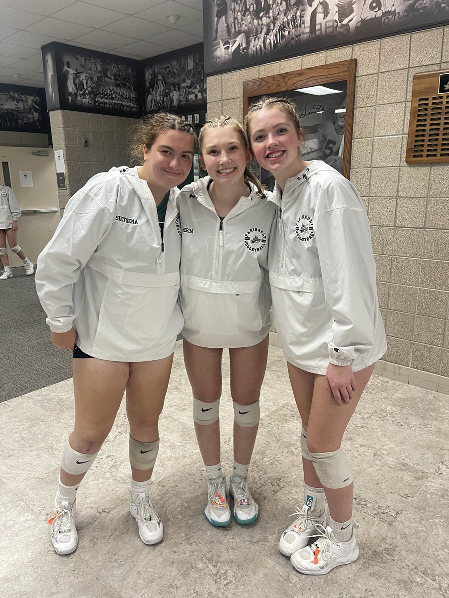 fbogirls_bball's tweet photo. S/O to these ballers and their team who advanced to the section semifinal game next Tuesday! 👀💚 https://t.co/FksMXdLqql