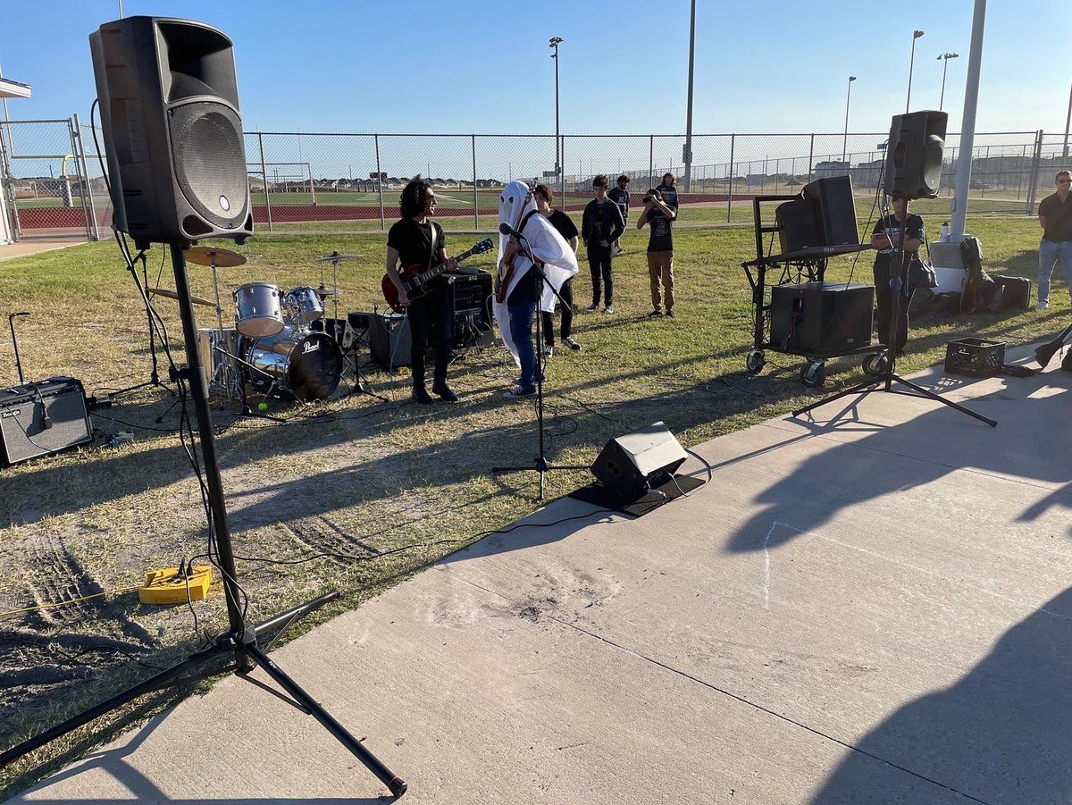 vmhs_APC's tweet photo. Our Trail of Treats PA setup and performances we’re awesome! Way to go APC!!! #vmhscorpus #eaglepride #ccisdproud #ccisdit #musicinschools #electronicmusician #musicproduction #modernband #dmcmusicdept https://t.co/cL8xwnNoCb