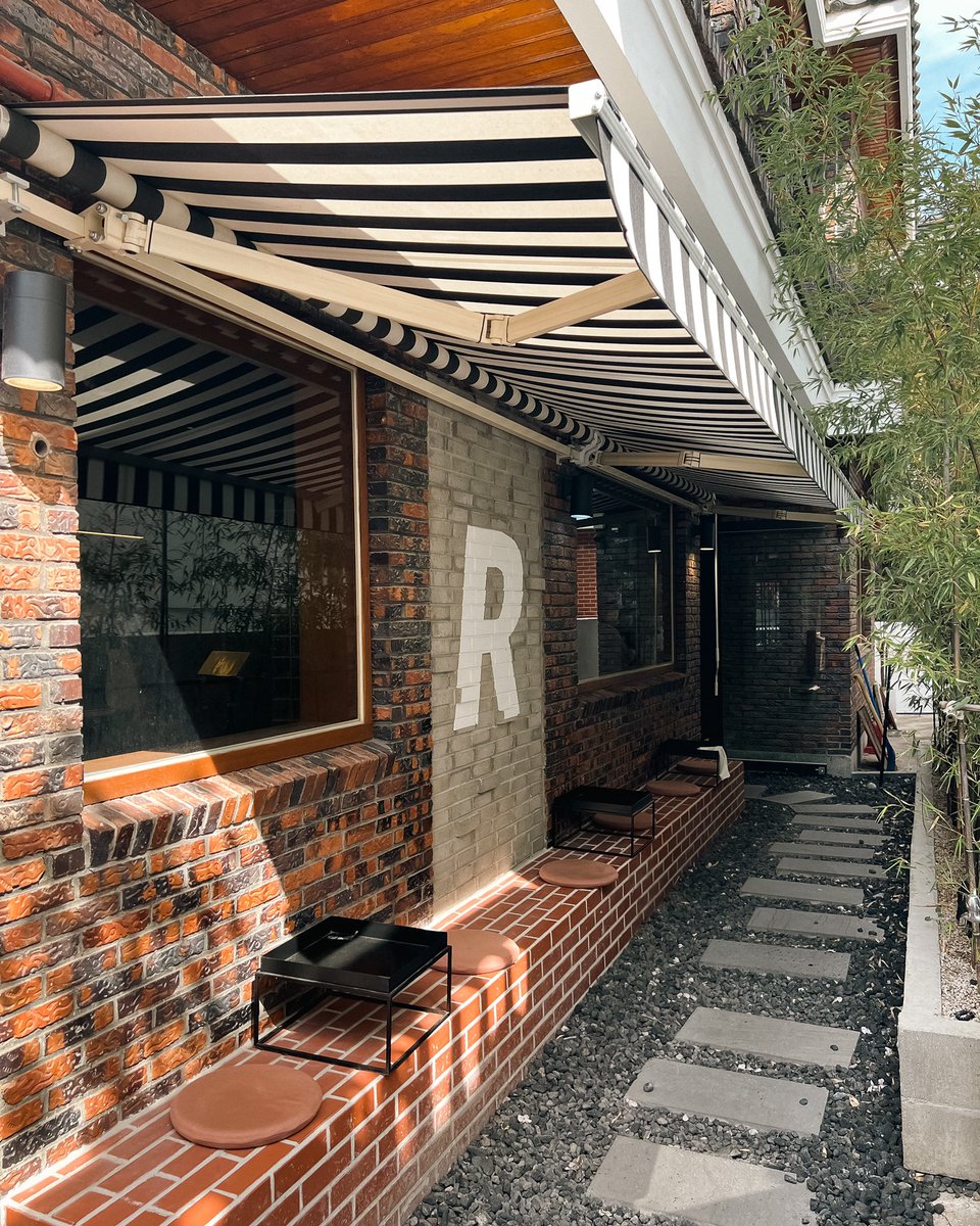 moofaround's tweet photo. Coffee hwangsil classic 황실클래식 | #moofaroundinkorea
เป็นอีกร้านกาแฟที่ชอบ จากเครื่องต่างๆที่ใช้ของดีและ ในร้านยังเงียบสงบภายใต้บรรยากาศเรียบๆ คุมโท��มาก 
-
#moofaround #korea #เกาหลี #เที่ยวเกาหลี #Busan  #cafehopping #cafehoppingkorea #cafeteller #คาเฟ่เกาหลี https://t.co/ifW4T2EUUX