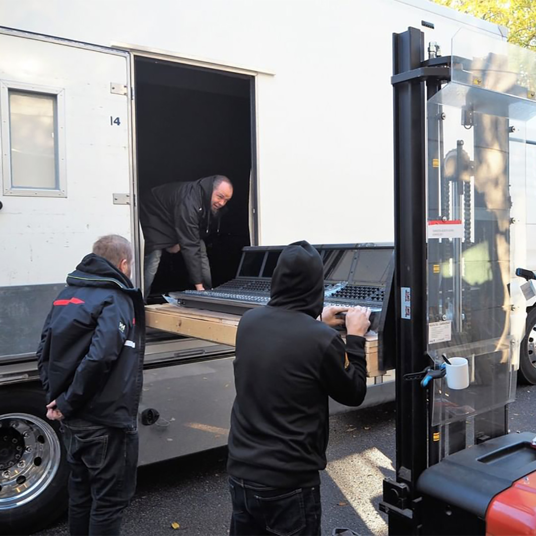 Avid's tweet photo. 🔊 Soundon Oy's new VENUE | S6L-48D arrived
📷 https://t.co/tSoSHF1J65
▶️ https://t.co/ZvdoMiNIAl
#soundonoy #avids6l #msonicfi #livesound #soundcar #console #venues6l #avid https://t.co/xYVRIyldPp