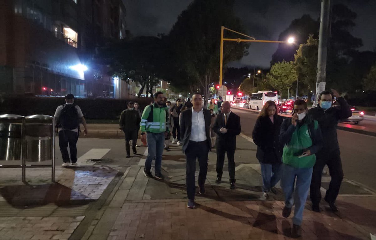 Fapuentess's tweet photo. Acudimos al llamado de la comunidad de Ciudad Jardín y La Colina, que manifiestan tener poca luminosidad en el sector. 

Junto a @Uaesp @AlcaldiaSuba11 @Ambientebogota @JBotanicoBogota gestionamos la actualización de luminarias y el plan de podas del arbolado. @PartidoMIRA https://t.co/DHrnkwou0K