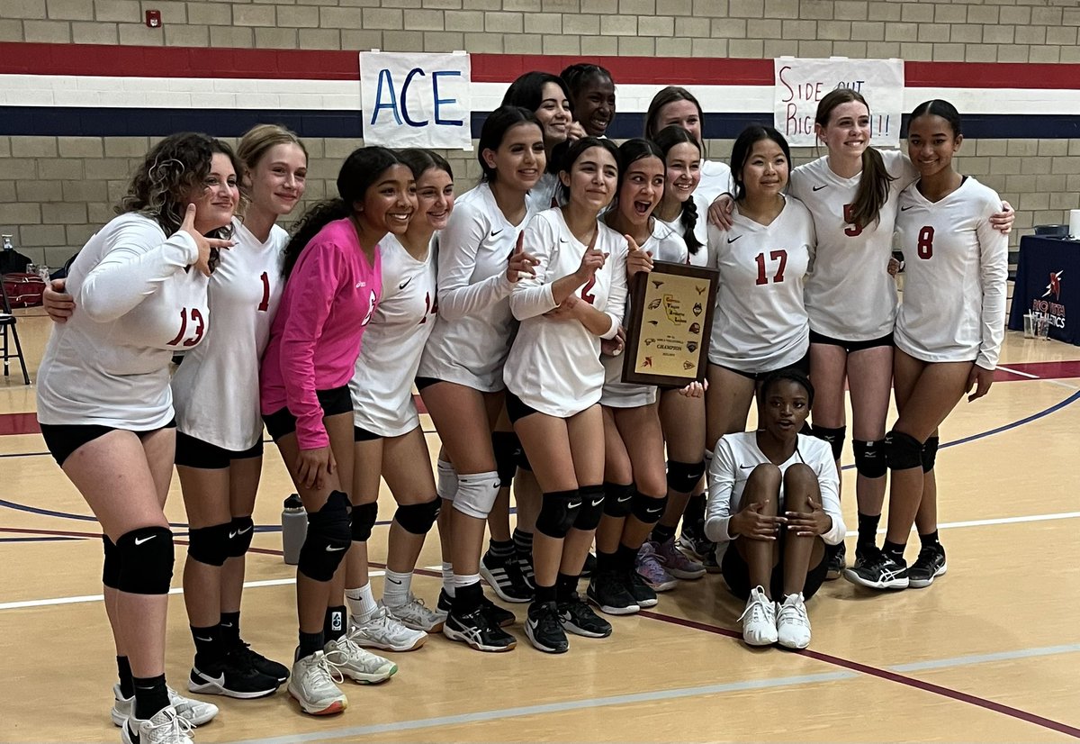DarinWilliams7's tweet image. CONGRATULATIONS TO THE 
RIO VISTA TITANS!! 
8th grade GIRLS VOLLEYBALL TEAM UNDEFEATED Regular season CHAMPIONS! and CVAL PLAYOFF CHAMPIONS defeating Sanger 2-1 (22-25, 25-13, 15-11) in the championship game. 

I’m so very proud of these players!!