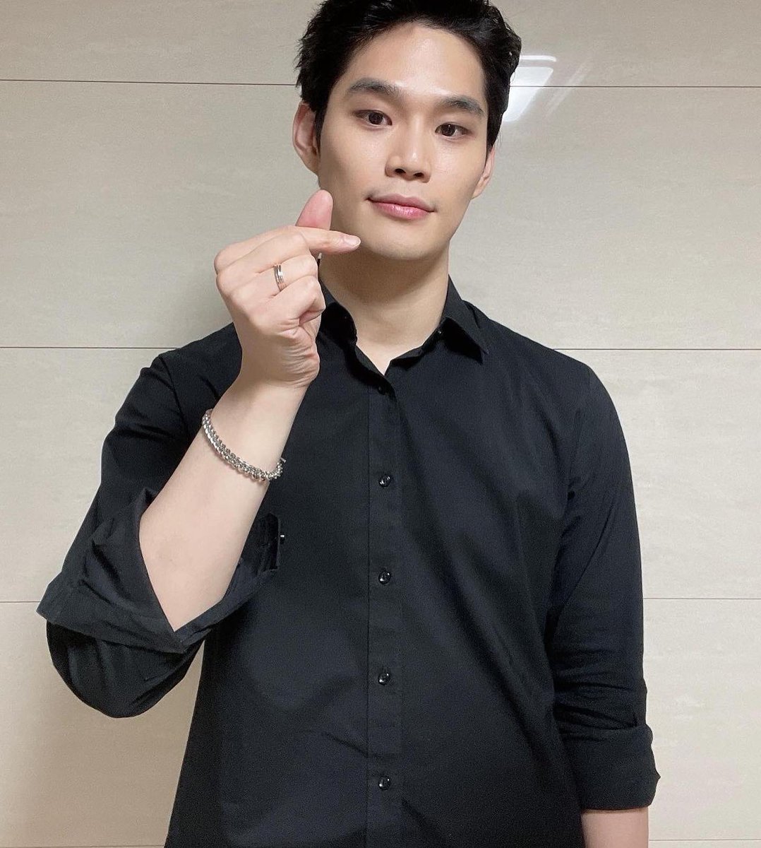 ppottuppttu's tweet photo. 배우 김바울 님께서 착용해주신 
뽀뚜빠뚜 유기견 후원 써지컬 
매듭 팔찌 및 토글바 팔찌 
링크👉🏻 https://t.co/8MbKPNjv6c

#뽀뚜빠뚜 #선물추천 #후원팔찌 #기부팔찌 #팔찌추천 #매듭팔찌 #토글바팔찌 #김바울 #배우김바울 #뮤지컬배우김바울 #마타하리 #PaulKim #Paul #사지말고입양하세요 #팔찌 https://t.co/B4vxQB3rZV