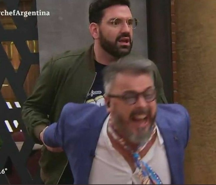 Celesyu's tweet image. COMO PUEDE SER QUE EL QUE LES DEJA LOS PANCITOS CALENTITOS PARA DESAYUNAR TODOS LOS DIAS   ESTE NOMINADO #GH22