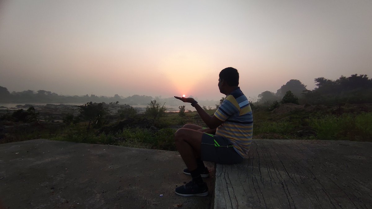 Bhaleraoss's tweet photo. सूर्योदय: ना वाहनांचा आवाज, ना रेल्वेची शिट्टी, पक्षांचा किलबिलाट, खलखळणारी नदी, झुळझुळ वाहणारे पाणी आणि गारवा अशा निसर्गरम्य वातावरणात सूर्य आपली कुस बदलतोय...
फोटो: रुपेश गायकवाड 
#readme9ProMax
#KanhanRiver 
#कान्हाननदी 
#माथनी 
#matani 
#sunrise https://t.co/GUzB3QfM88