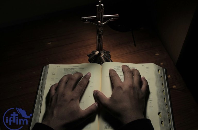 BlogdelIFTIM's tweet photo. Siempre es oportuno detenernos unos minutos para dialogar con Dios. Aquí te presentamos unas oraciones, escritas por Samuel Díaz que te pueden ayudar👇🏼
https://t.co/mNOMoKoN05

#espiritualidad #oracion #IFTIM https://t.co/hf8UYiAGJg
