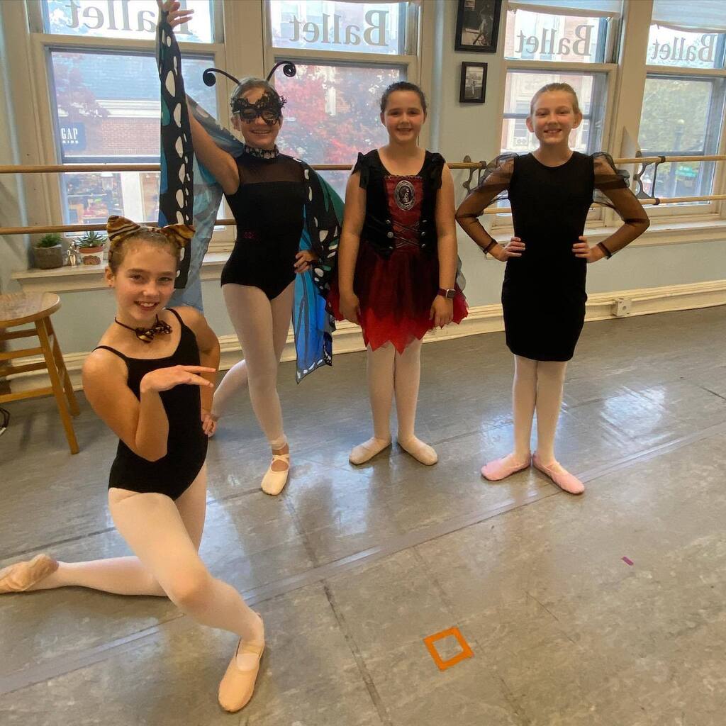 balletarts's tweet image. Some fang-tastic costumes today in our Wednesday classes!! #balletboo #balletarts #halloweenballet #pumpkinstretch instagr.am/p/CkMzOsHjTM2/