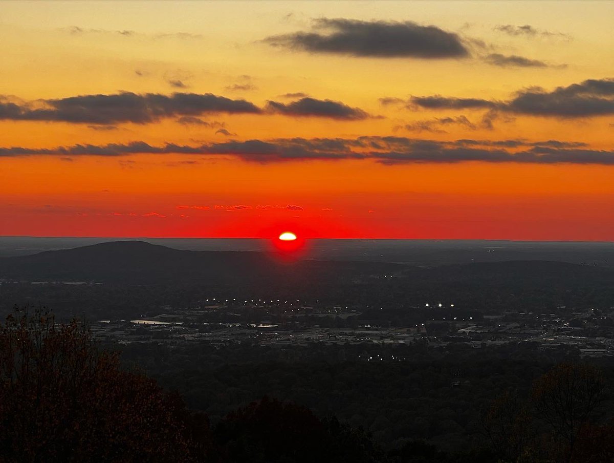 aeroflash's tweet photo. The progression of another wonderful Alabama sunset at #BurrittontheMountain 🥰 Great way to spend a #WineWednesday in #HuntsvilleAL 🍷 https://t.co/W5oiWqP0FP