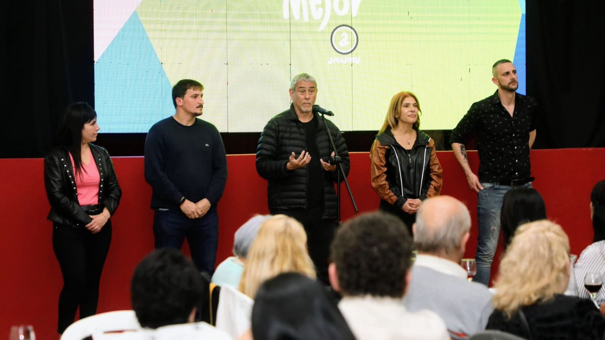 jorgeferraresi's tweet photo. Reconocimos a vecinas y vecinos destacados de Dock Sud e Isla Maciel 👏

Junto a @AleChornobroff y @magdysierra otorgamos distinciones a algunas de las personas, empresas y asociaciones civiles que aportan al crecimiento de la localidad en el marco del #OrgulloDockSud. https://t.co/LwZBA2Bs6n