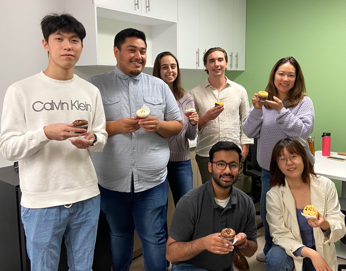 Demirer_GozdeS's tweet photo. Cupcake celebration of finally moving into our own lab space🧁 Demirer lab up and running!! https://t.co/BbbV3yzUbW