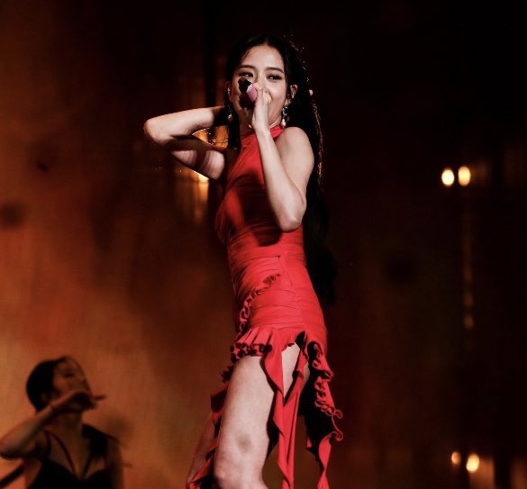lalisafilm_'s tweet photo. kim jisoo tirou o ano pra calar a boca de quem ainda critica a dança dela, todas as performances perfeitas, fico cada vez mais ansiosa pro solo dessa mulher. https://t.co/HS27NKM2Xc