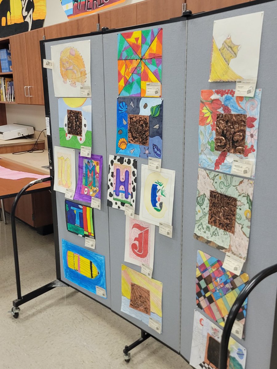 nrjhart's tweet photo. Our fall Showcase was a success! Students chose a work of art from their portfolio that they were proud of during our first 9 weeks. They were so happy to show off Mrs. Jack's beautiful room and their arwork.. #ALLIN https://t.co/x6wbLUAyhn