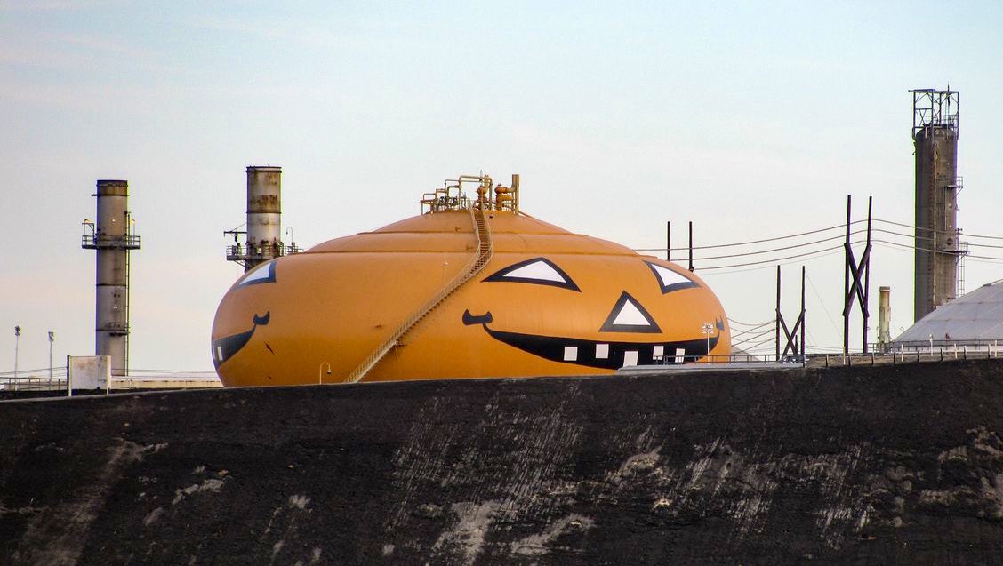 WorkingPublicHQ's tweet photo. smilin’ jack
los angeles, california 
(phillips 66 refinery, wilmington) https://t.co/pKfhN1ltVl