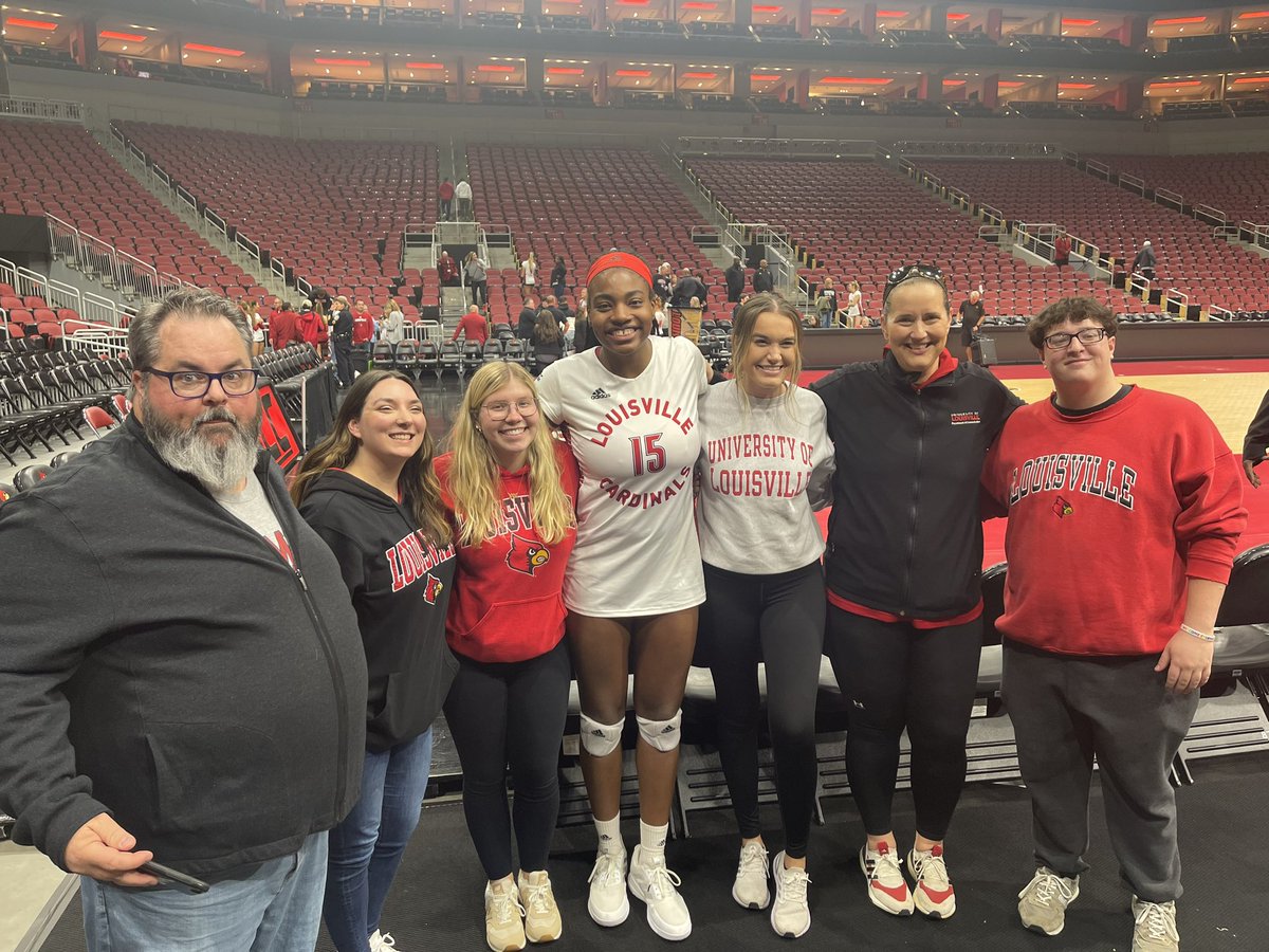 kfreberg's tweet photo. #FrebergPR class tonight was all about Sports PR &amp; cheering on @aikojonesja &amp; the @LouisvilleVB team!

Awesome seeing the game as well w/ good friend and guest speaker for this semester, @JasonFalls!

Way to go, Aiko! 👏🏻 https://t.co/Y1Aw6HfhCK