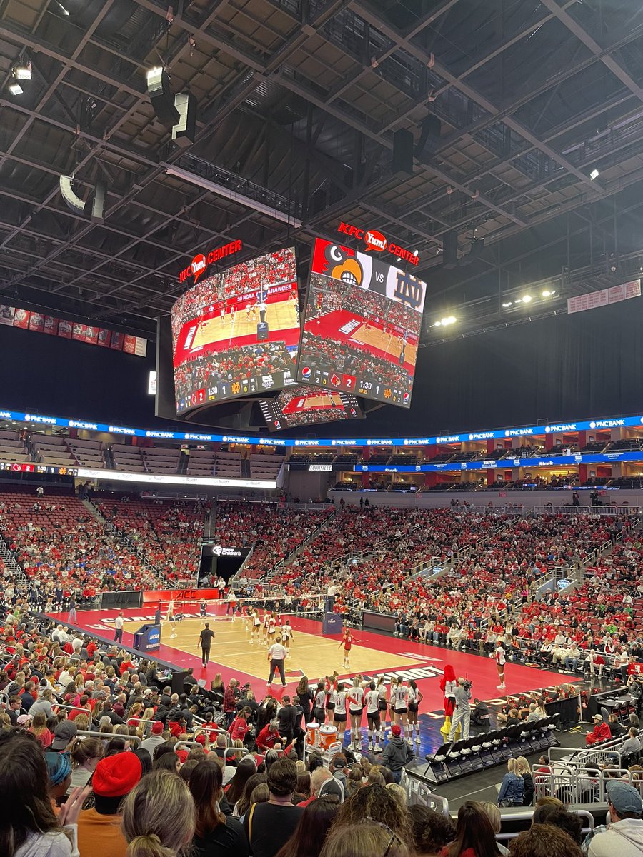 kfreberg's tweet photo. #FrebergPR class tonight was all about Sports PR &amp; cheering on @aikojonesja &amp; the @LouisvilleVB team!

Awesome seeing the game as well w/ good friend and guest speaker for this semester, @JasonFalls!

Way to go, Aiko! 👏🏻 https://t.co/Y1Aw6HfhCK