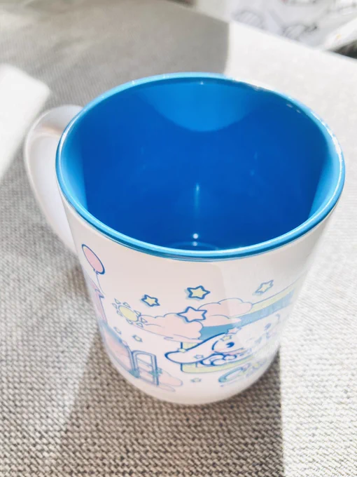 シナモンのマグカップ、中が鮮やかな青色でかわいいたっぷりめでこれからの季節温かい飲み物入れるのに重宝しそう  