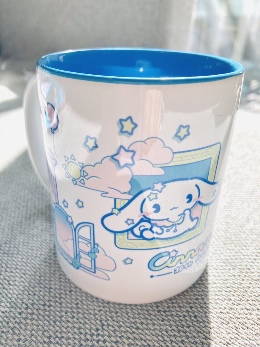 「シナモンのマグカップ、中が鮮やかな青色でかわいいたっぷりめでこれからの季節温かい」|F*Kaori(エフカオリ)のイラスト
