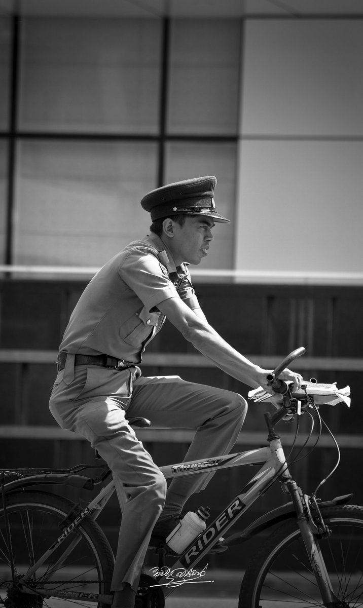 Kavindabt's tweet photo. *ON DUTY* 
Captured @ Colpetty 🇱🇰
#streetphoto #streetphotographer #streetphotographycolombo #nikonphotography #Nikon #nikoncreators #photographylovers https://t.co/sWo9wrZXRv