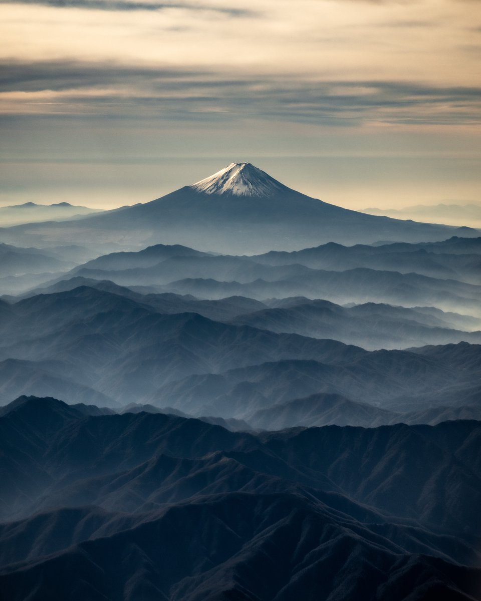飛行機から撮った富士山がまるで水墨画。