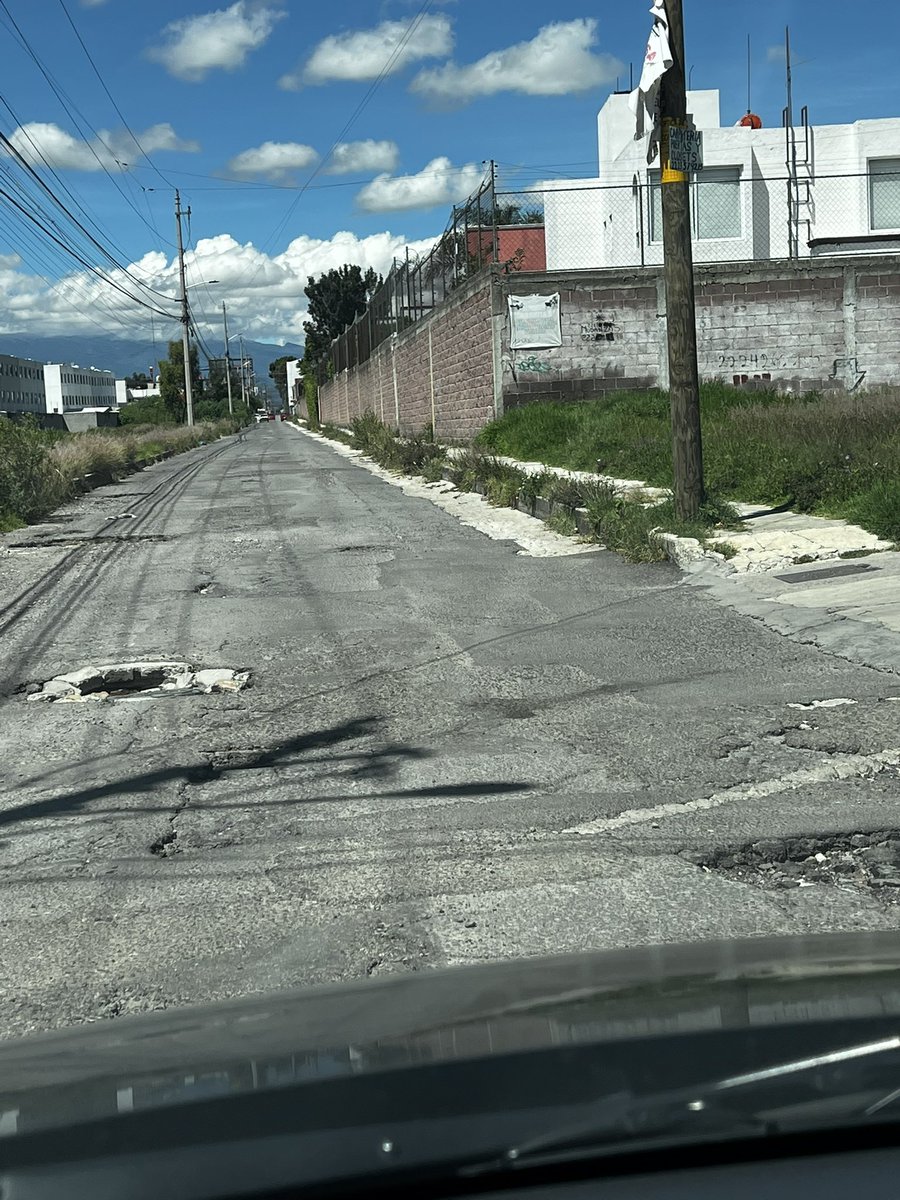 AnCortesP06's tweet photo. @BachesCholula @GobiernoCholula  @JCarlos_Valerio @laredcincoradio @ImagenTVPuebla @Imagen_Puebla URGE reparación de la 24 oriente entre 10 norte y avenida ferrocarril, San Pedro Cholula. Ya se hicieron varios reportes y ni sus luces! #Cholula #baches https://t.co/YuEitN6eZM