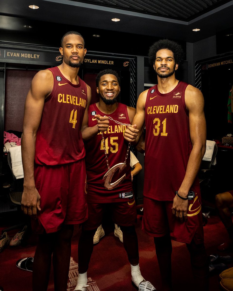 spidadmitchell's tweet photo. TWIN TOWERS‼️‼️‼️ @evanmobley @_bigjayy_ https://t.co/i9Ihoj2hYx