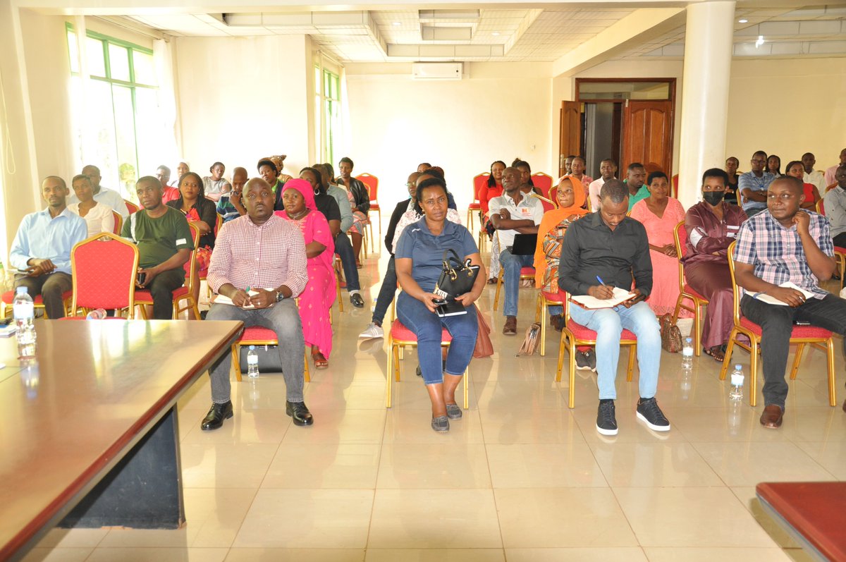Min. <a href="/Rwanda_Sports/">Ministry of Sports | Rwanda</a> akaba n'imboni ya #Kamonyi muri Guverinema y'u Rwanda <a href="/AuroreMimosa/">Aurore Mimosa Munyangaju</a> ari Gihinga ku cyicaro cy'Akarere, kungurana ibitekerezo n'ubuyobozi, inzego z'umutekano ndetse n'abakozi b'Akarere ku iterambere n'imibereho myiza y'abaturage <a href="/PrimatureRwanda/">Office of the PM | Rwanda</a> <a href="/RwandaLocalGov/">Ministry of Local Government | Rwanda</a>
