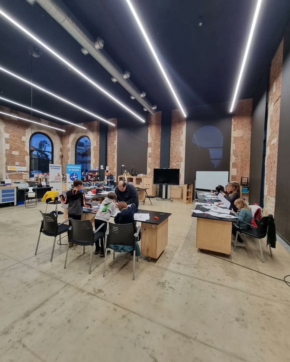 laestacioncyt's tweet photo. Ayer tuvo lugar en @laestacioncyt la primera edición del taller 'Buscamos materiales para una misión espacial'.🚀🎆 En él pudimos investigar materiales pesados y ligeros, conocimos cómo se propulsa un cohete hacia el espacio y mucho más.

Con la colaboración de @Astroburgos https://t.co/Nw3hyMT50H