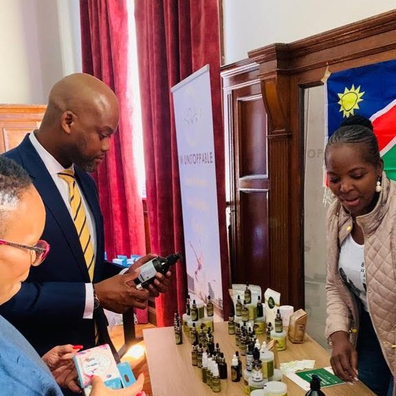 unwomenSA's tweet photo. #TBT Albertina Amupolo of #NepteyTrading an alumna of the @debeersgroup #AWOME Nambia programme got to showcase her guava leaf hair oil business to @AfCFTA Secretary-General H.E. @MeneWamkele who addressed women entrepreneurs at the @AfricaWomeninT1 expo in Cape Town on Saturday. https://t.co/F3oS1r3UHU